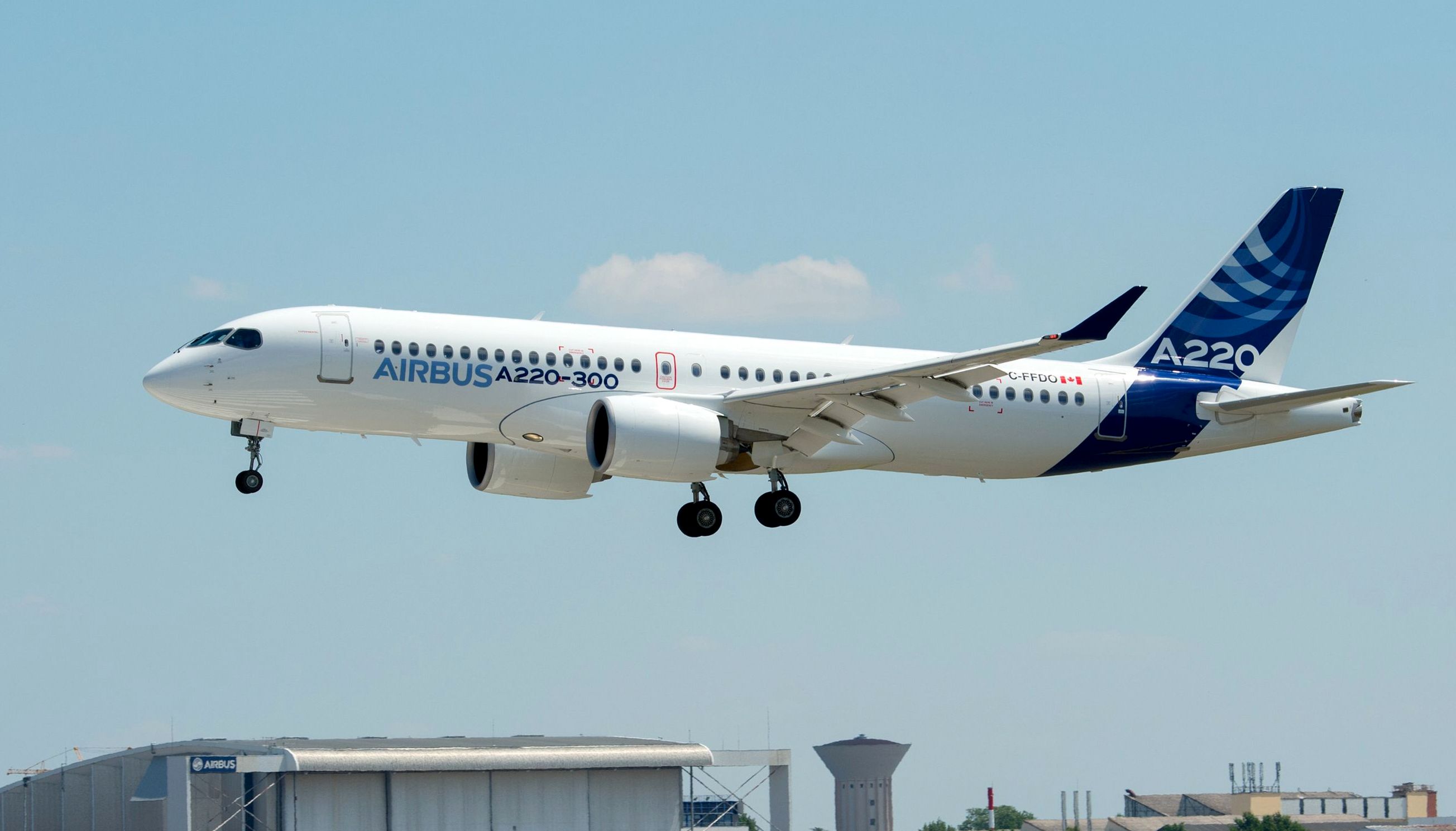 Новый 220. Airbus a220 Air Manas. А220 300 шасси. Airbus a3220. Airbus 220 и Airbus 320.